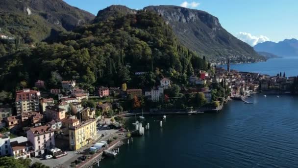 Bela vista drone da cidade Bellano ao longo da costa do lago Como contra montanhas à distância. - Filmagem, Vídeo