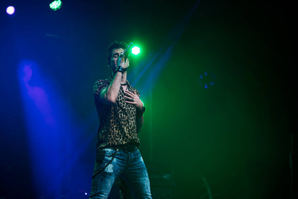 Artiste chantant devant le public lors d'un concert en direct. - Photo, image