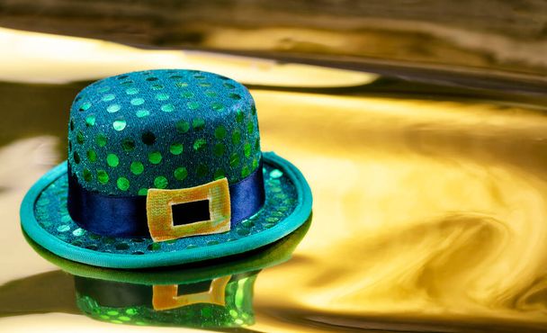 Sombrero de la suerte verde para el día de San Patricio sobre fondo dorado   - Foto, imagen