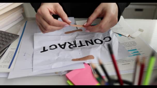 Menedzser kezét tartó ragtapasz papír szerződés closeup 4k film - Felvétel, videó