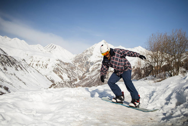 Snowboardzista w akcji. Sporty zimowe ekstremalne. - Zdjęcie, obraz