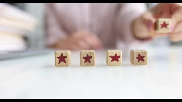 Πελάτης βάζοντας πέμπτο αστέρι για την ποιότητα υπηρεσιών closeup 4k ταινία - Πλάνα, βίντεο