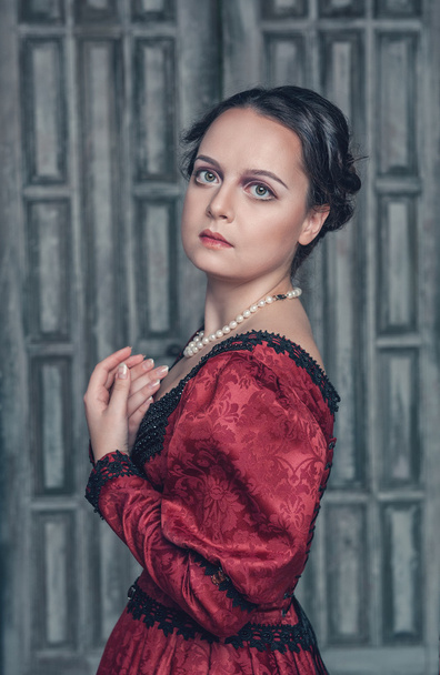 Hermosa mujer medieval en vestido rojo
 - Foto, imagen