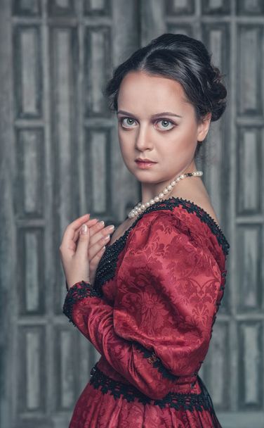 gyönyörű középkori piros ruhás nő - Fotó, kép