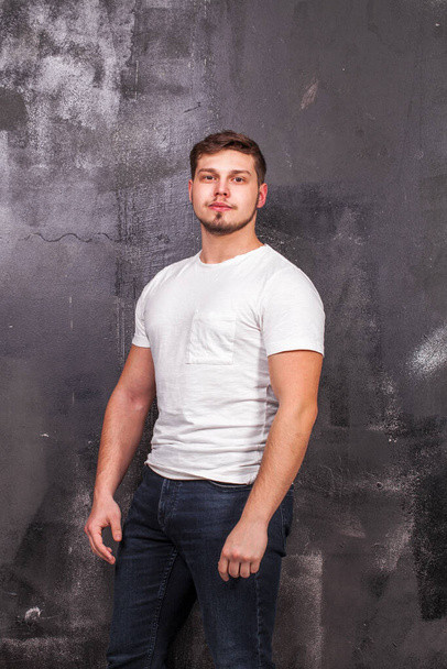 Portrait of a young guy in a white t-shirt - Foto, afbeelding