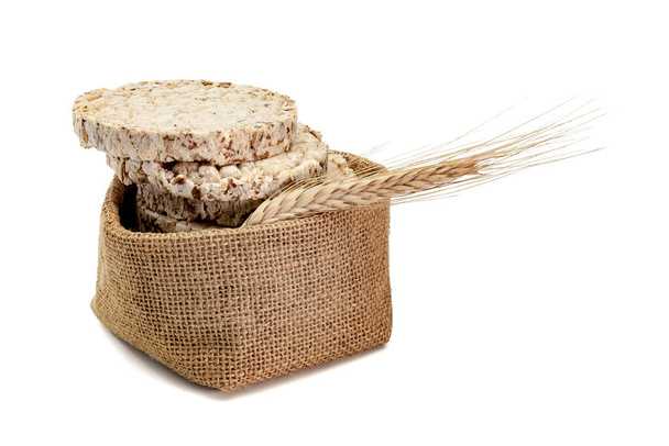 Fitness křupavý chléb v plátěné tašce izolované na bílém pozadí. Zdravé dietní jídlo. Celej křupavej chleba. Dietní chléb - Fotografie, Obrázek