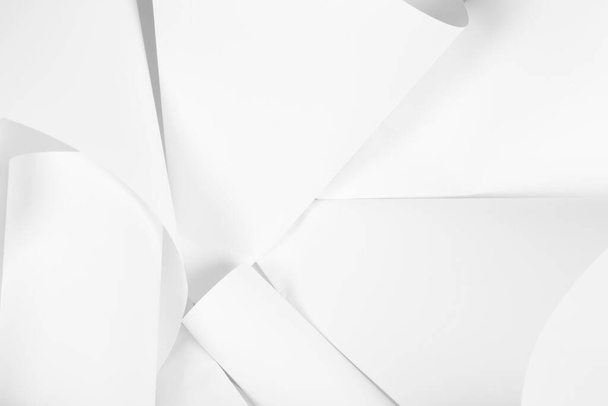 Weiße Blätter Büropapier sind verdreht und verstreut. Papier weiß abstrakten Hintergrund. - Foto, Bild