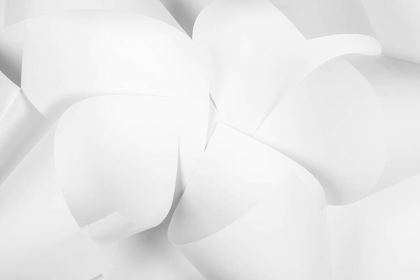 Witte vellen kantoorpapier zijn verdraaid en verspreid. Papier witte abstracte achtergrond. - Foto, afbeelding