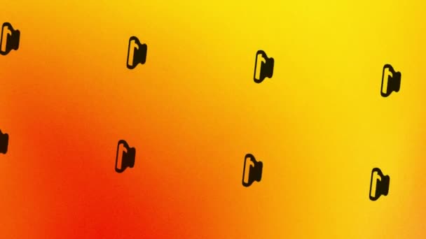 animacja ikony wirującego szkła piwnego na pomarańczowo-żółtym - Materiał filmowy, wideo