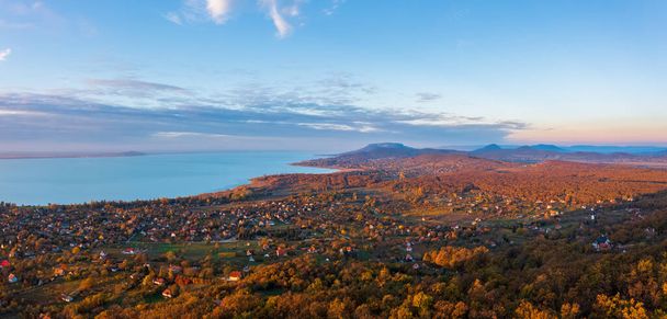 Letecký panoramatický pohled na kopce Revfulop a Balaton s Badacsony v pozadí. Podzimní ranní krajina. - Fotografie, Obrázek