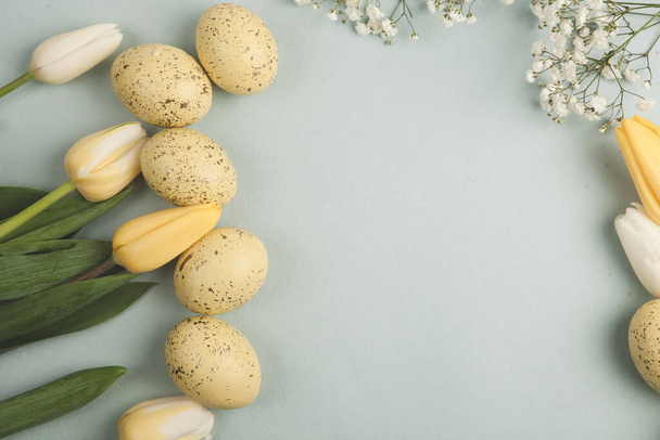Ručně malované pastelově zbarvené velikonoční vejce pozadí. Veselé Velikonoce přání nebo pozvání. - Fotografie, Obrázek