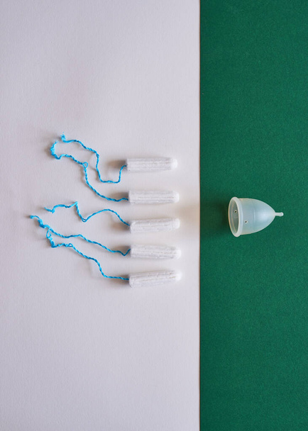 Porównanie płaski układ tamponów i bardziej ekologiczny kubek menstruacyjny - Zdjęcie, obraz