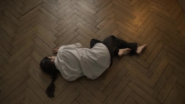 Kobieta leżąca na podłodze - Materiał filmowy, wideo