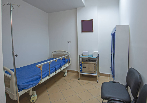 Design de interiores de uma sala de enfermaria privada no hospital básico centro de clínica médica privada com cama de exame - Foto, Imagem