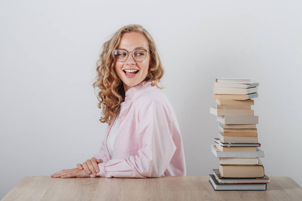 Chica en gafas y una gran pila de libros - Foto, Imagen