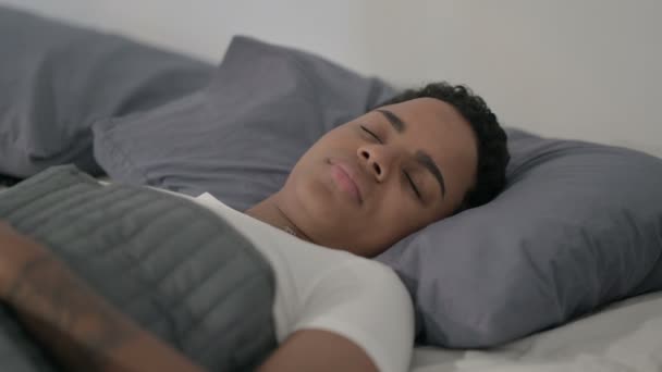 africano donna tosse mentre dormire a letto - Filmati, video