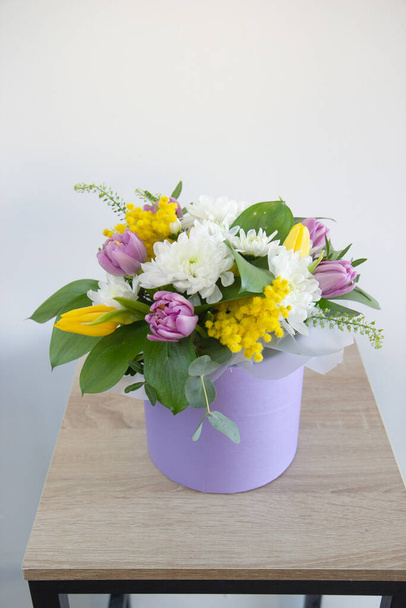 fleurs délicates dans une boîte à chapeau - Photo, image