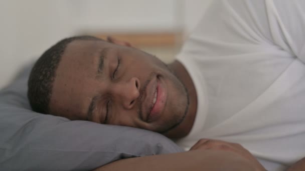 アフリカ人男性が平和的にベッドで眠る - 映像、動画