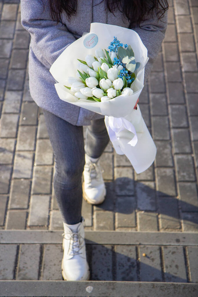 lány kezében egy csokor fehér tulipán - Fotó, kép
