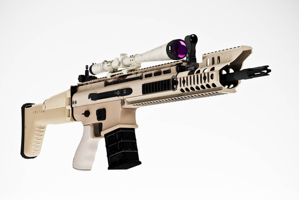 3D модель оружия с телескопическим прицелом, изолированным на белом - Фото, изображение