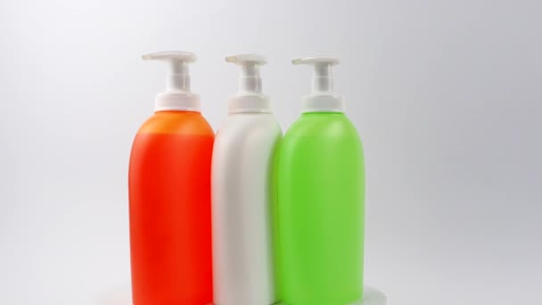 Közeli, színes szappanadagoló folyékony szappannal. Színes palackok géllel. - Felvétel, videó