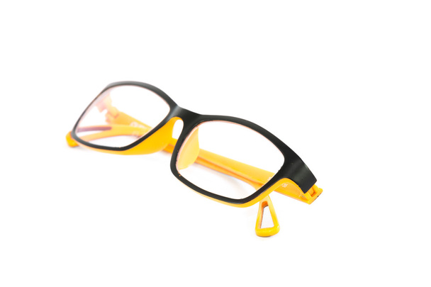 Beyaz arka planda turuncu-siyah gözlük - Fotoğraf, Görsel