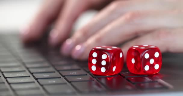 コンピューターキーボードの赤いサイコロ。オンラインギャンブル - 映像、動画