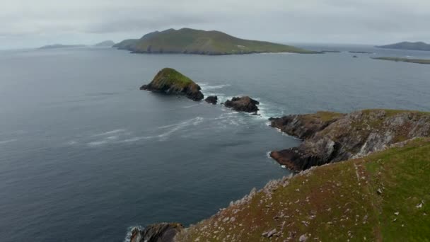 Luftaufnahmen von der Küste mit mehreren Felseninseln am Dunmore Head. Kippte auf steiler Böschung. Irland - Filmmaterial, Video