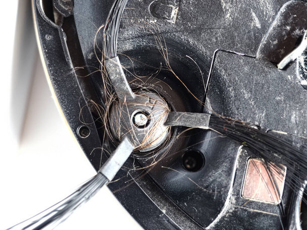 щетка пылесоса робота засорилась волосами и пылью - Фото, изображение