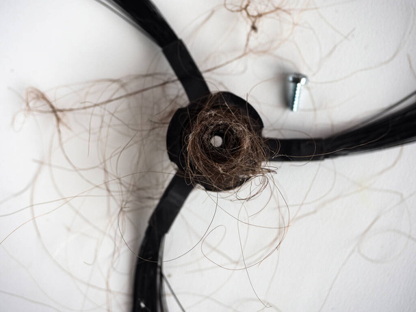 robot aspiradora cepillo obstruido con el pelo y el polvo - Foto, Imagen