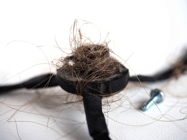 robot aspiradora cepillo obstruido con el pelo y el polvo - Foto, Imagen