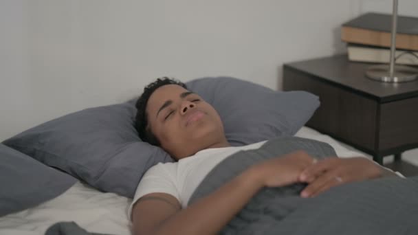 アフリカ人女性がベッドで寝ながら咳をする - 映像、動画