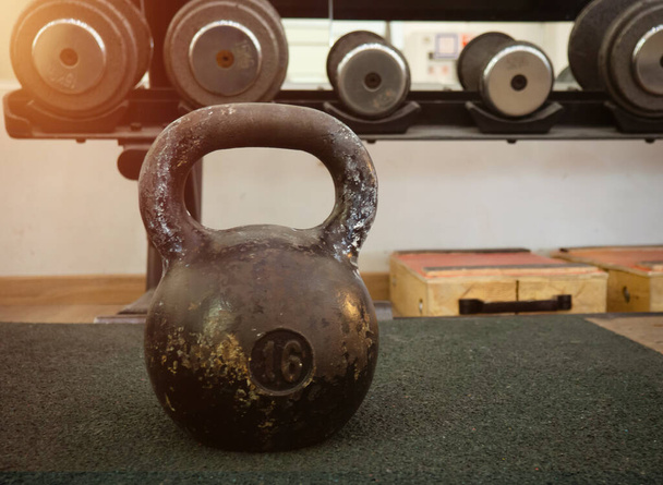 viejo kettlebell en el suelo en el gimnasio .copy espacio - Foto, imagen
