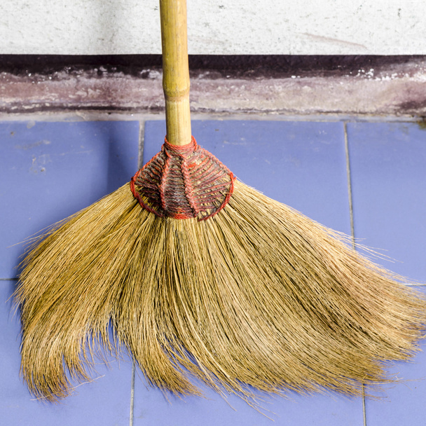 broom in house - Foto, Bild