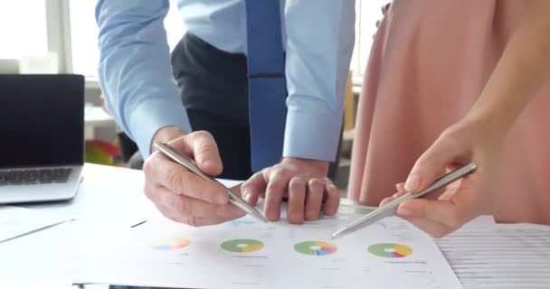Businesspeians team review company performance marketing effectiveness report - Záběry, video
