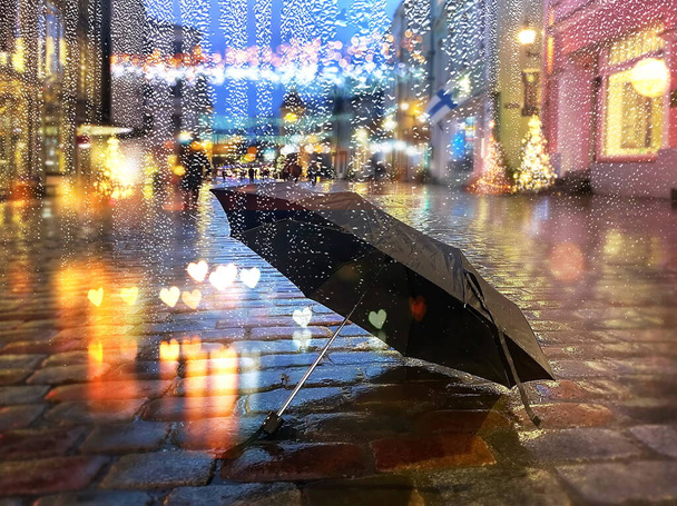   eső eső eső csepp ablak üveg kilátás utcai esernyő nedves járdán a középkori város Tallinn óvárosi utazás Estonia - Fotó, kép