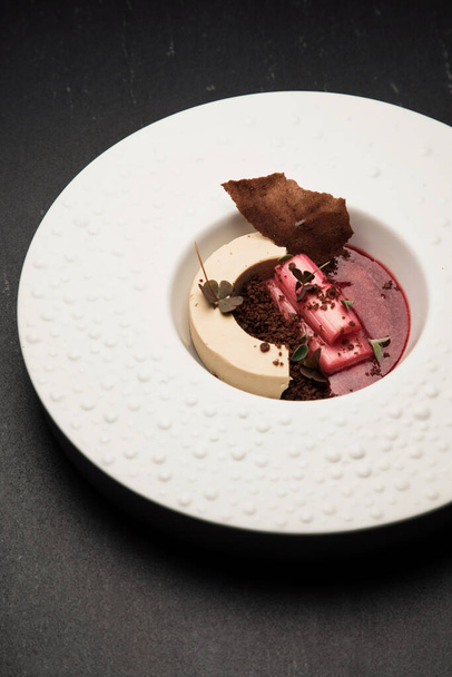 Foie gras mousse, cocoa crumle, marinated rhubarb with Timut pepper - Foto, Imagem