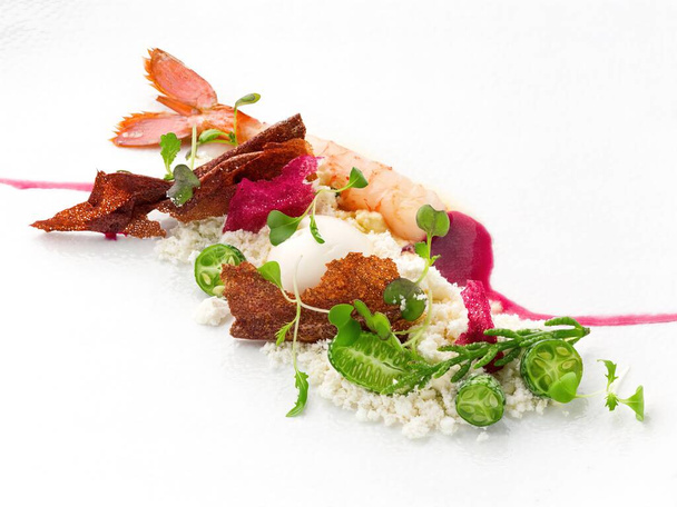 Lunch made from marinated red shrimp, horseradish mousse, beetroot, olive oil and dill powder - 写真・画像