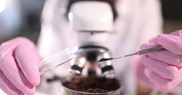Ученый-химик изучает образец почвы под микроскопом в лабораторном крупном плане 4k фильма - Кадры, видео