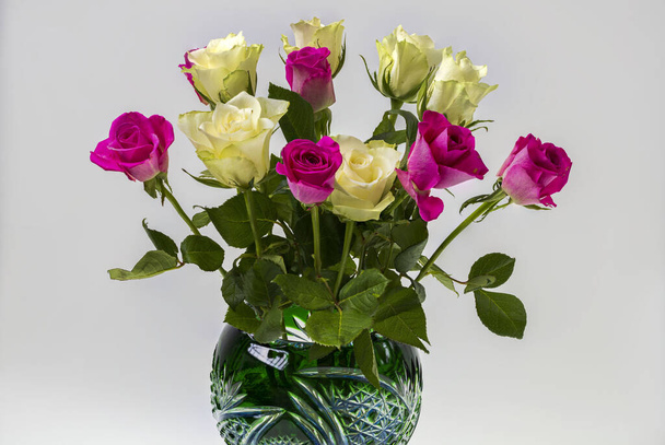 クリスタル花瓶に美しい白とピンクのバラのビューを閉じます. - 写真・画像