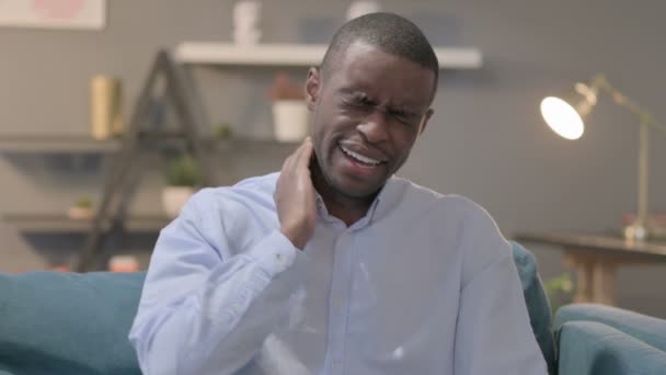 Πορτρέτο του Αφρικανικού ανθρώπου με πόνο στο λαιμό  - Πλάνα, βίντεο