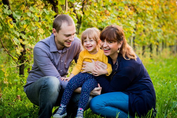 Mutlu aile portresi güneşli bir günde üzüm bağında birlikte eğleniyor. - Fotoğraf, Görsel