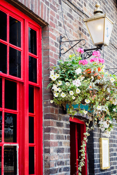 Klasická květovaná fasáda londýnské hospody, Velká Británie - Fotografie, Obrázek
