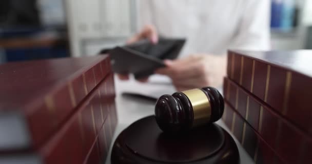 Πελάτης κρατώντας άδειο πορτοφόλι μπροστά από δικαστή Gavel closeup 4k ταινία - Πλάνα, βίντεο