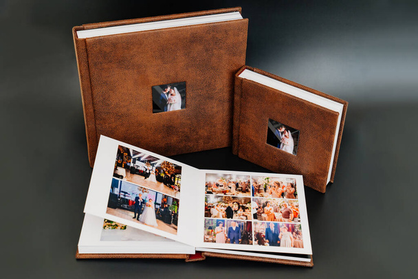 svatební fotoknihy v hnědé kožené vazbě s fotografiemi na obálce - Fotografie, Obrázek