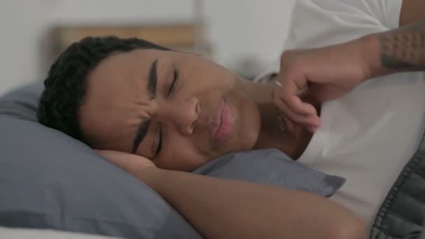 Αφρικανική γυναίκα που έχει πόνο στο λαιμό ενώ κοιμάται στο κρεβάτι  - Πλάνα, βίντεο