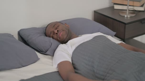 Hombre africano tosiendo mientras duerme en la cama - Imágenes, Vídeo
