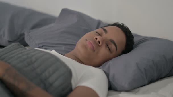 Afrikanerin hat Kopfschmerzen beim Schlafen im Bett - Filmmaterial, Video