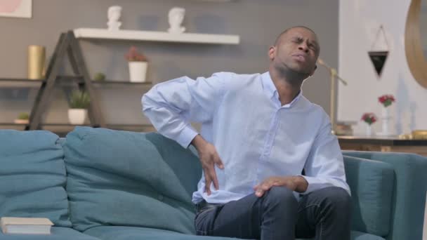 Африканський чоловік відчуває біль у спині, сидячи на Софі  - Кадри, відео