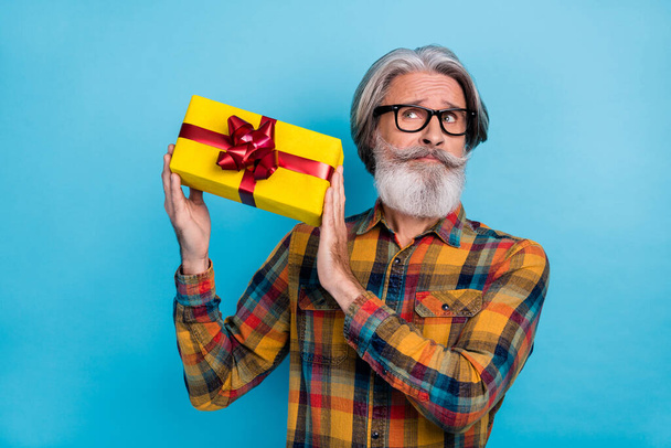 Photo of suspicious man dressed checkered shirt glasses guess inside gift box empty space isolated blue color background - Foto, Imagen